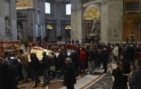 Watykan: drugi dzień hołdu dla Benedykta XVI