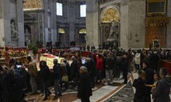 Watykan: drugi dzień hołdu dla Benedykta XVI