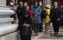 Watykan: setki wiernych przybywają, by oddać hołd Benedyktowi XVI