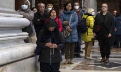 Watykan: setki wiernych przybywają, by oddać hołd Benedyktowi XVI