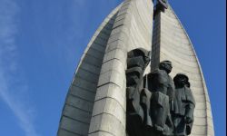 Pomnik Czynu Rewolucyjnego za siatką. Bernardyni pod ścianą