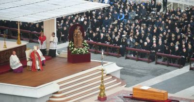 Watykan: papież przewodniczył mszy pogrzebowej Benedykta XVI: był świadkiem Ewangelii