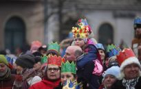 Kraków: królewskie orszaki z trzech stron miasta przeszły ulicami na Rynek Główny