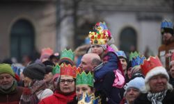 Kraków: królewskie orszaki z trzech stron miasta przeszły ulicami na Rynek Główny