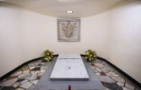 Watykan: grób Benedykta XVI udostępniony dla wiernych