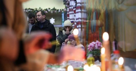 Fotoreporter PAP: smutne święta prawosławne w Odessie, ludzie skupieni na wydarzeniach wojennych