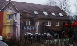 Niemcy: policja likwiduje barykady i wyprowadza aktywistów z okupowanej przez nich wioski Luetzerath