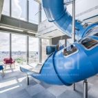 Kiedy praca spotyka się z zabawą, czyli jak wykorzystać zjeżdżalnie w przestrzeni biurowej?