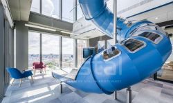 Kiedy praca spotyka się z zabawą, czyli jak wykorzystać zjeżdżalnie w przestrzeni biurowej?