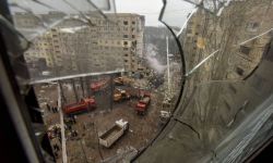 Prezydent Zełenski: w Dnieprze ratownicy walczą o życie każdego człowieka