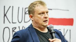 Tomasz Piątek w Rzeszowie. Z książką 