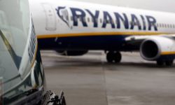 Samolot linii Ryanair lecący z Katowic do Aten wylądował bezpiecznie w asyście greckich myśliwców; podczas lotu pilot poinformował o zagrożeniu bombowym