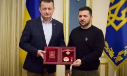 Ukraina: Zełenski podziękował Polsce za inicjatywę w sprawie dostaw czołgów, odznaczył szefa MON