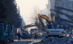 Turcja: osiem dni po trzęsieniu ziemi spod gruzów nadal wydobywani są żywi ludzie