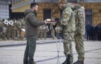 Ukraina: prezydent Zełenski na uroczystości rocznicowej w centrum Kijowa wręczył odznaczenia i sztandary bojowe