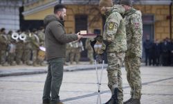 Ukraina: prezydent Zełenski na uroczystości rocznicowej w centrum Kijowa wręczył odznaczenia i sztandary bojowe
