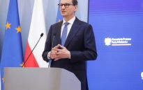 Premier: staję w obronie Jana Pawła II. Jako naród zawdzięczamy mu bardzo wiele