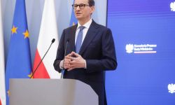 Premier: staję w obronie Jana Pawła II. Jako naród zawdzięczamy mu bardzo wiele