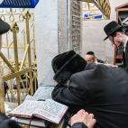 Żydzi przybywają do Leżajska na grób cadyka Elimelecha