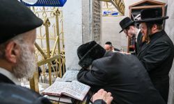 Żydzi przybywają do Leżajska na grób cadyka Elimelecha