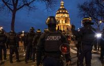 Francja: ponad sto osób zatrzymanych w czasie demonstracji po głosowaniu nad wotum nieufności dla rządu