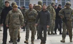 Prezydent Zełenski złożył wizytę na froncie. Nagrodził obrońców Bachmutu