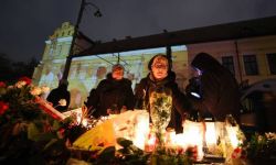 Kraków: 2,5 tys. osób czuwało pod oknem papieskim w 18. rocznicę śmierci Jana Pawła II