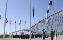 Przed kwaterą główną NATO w Brukseli na maszt została wciągnięta flaga Finlandii - 31. członka Sojuszu