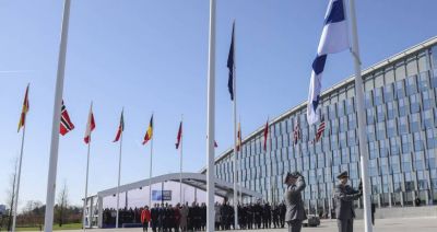 Przed kwaterą główną NATO w Brukseli na maszt została wciągnięta flaga Finlandii - 31. członka Sojuszu