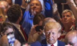 Donald Trump został pierwszym w historii b. prezydentem USA, który usłyszał zarzuty karne