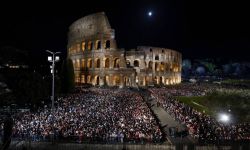 Papieża nie będzie w Koloseum na Drodze Krzyżowej. Będzie ją obserwował z Watykanu