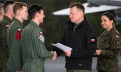 Szef MON wręczył certyfikaty pilotom i technikom szkolącym się na F-35