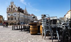 Wielkie rozkładanie parasoli na rynku w Rzeszowie