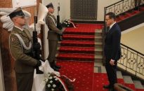 Premier złożył kwiaty pod tablicami w KPRM upamiętniającymi ofiary katastrofy smoleńskiej