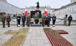 Apel Pamięci przed Pałacem Prezydenckim w rocznicę katastrofy smoleńskiej