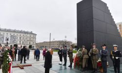 Przedstawiciele władz złożyli wieńce przed pomnikami Lecha Kaczyńskiego oraz Ofiar Tragedii Smoleńskiej