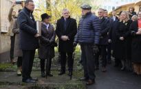 Warszawa: w ogrodzie d. szpitala dziecięcego Bersohnów i Baumanów zakopano kapsułę czasu; symbolicznie rozpoczyna się budowa siedziby MGW