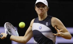 Turniej WTA w Stuttgarcie - Świątek w finale po kreczu Jabeur (opis, korekta)