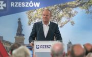 Tusk w Rzeszowie: Mogą starać się robić ze mnie "Ściganego"