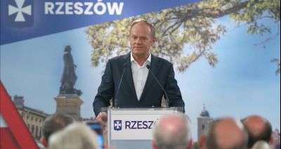 Tusk w Rzeszowie: Mogą starać się robić ze mnie "Ściganego"