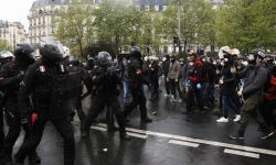 Francja: 2,3 mln demonstrantów w całym kraju; w Paryżu koktajlem Mołotowa podpalony policjant