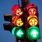 Czy na żółtym świetle powinniśmy zatrzymać się przed sygnalizatorem?!