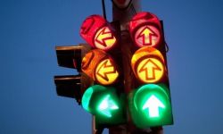 Czy na żółtym świetle powinniśmy zatrzymać się przed sygnalizatorem?!