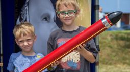 Idzie Moc Odkrywców, pokazy światła i miotanie balonami 