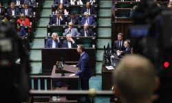 Sejm uchwalił ustawę o świadczeniu wspierającym