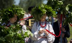 Z kalendarza. Zielone Świątki i tradycja majenia domów