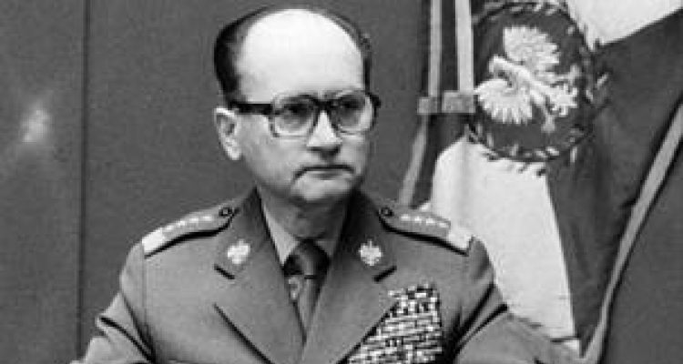 Generał Wojciech Jaruzelski ogłaszający wprowadzenie stanu wojennego.