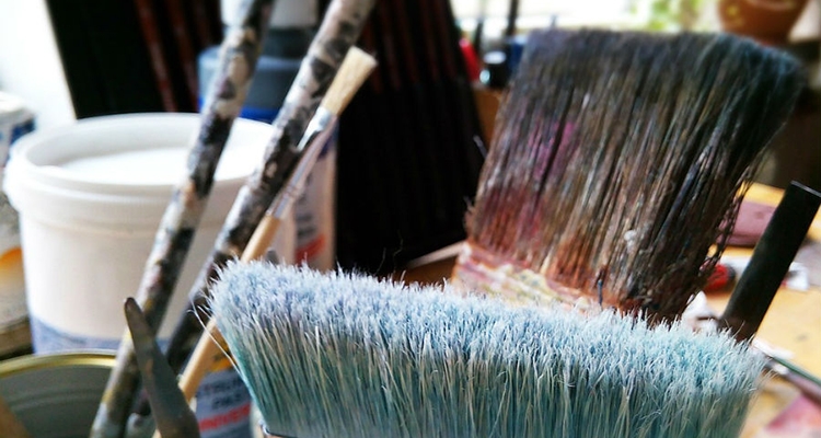 Farbę dobieramy do pomieszczenia - inną do kuchni, inna do łazienki i inną do salonu. Fot. Pixabay