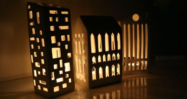 Latarnie i domki na tealighty mają ciekawe kształty. Fot. Pixabay