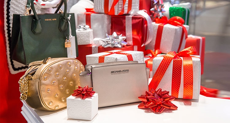 Kobiety to lubią: Drobiazg od Michaela Korsa w gwiazdkowym prezencie